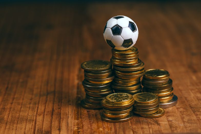 Ile zarabiają kluby Ekstraklasy? Przychody znów poszły w górę