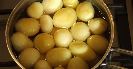 Gotowane mrożone w całości ziemniaki bez dodatku soli, odsączone