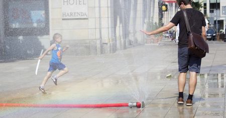 Gorące lato i ciepła jesień wpływają na biznes. Firmy odzieżowe tracą, turystyka zyskuje