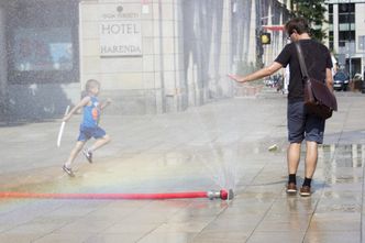 Gorące lato i ciepła jesień wpływają na biznes. Firmy odzieżowe tracą, turystyka zyskuje