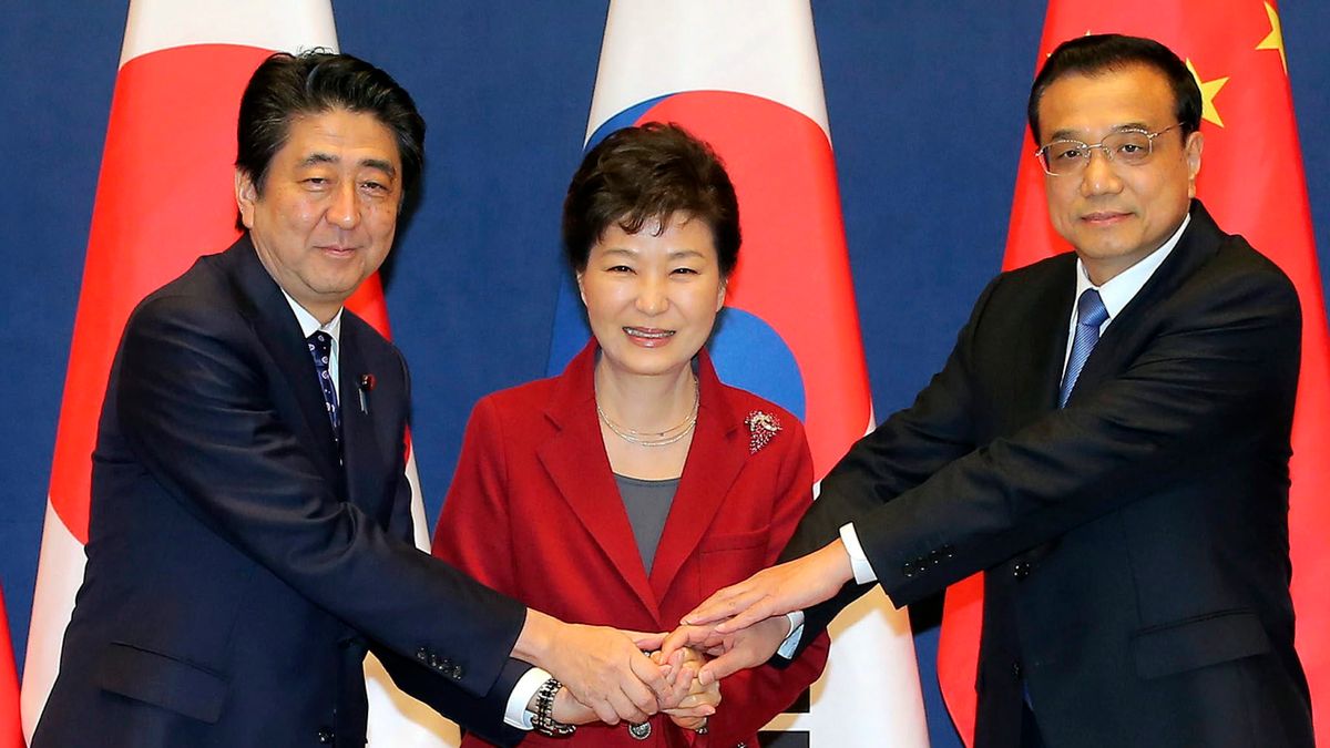Od lewej: premier Japonii Shinzo Abe, prezydent Korei Park Geun-hye i premier Chin Li Keqiang.