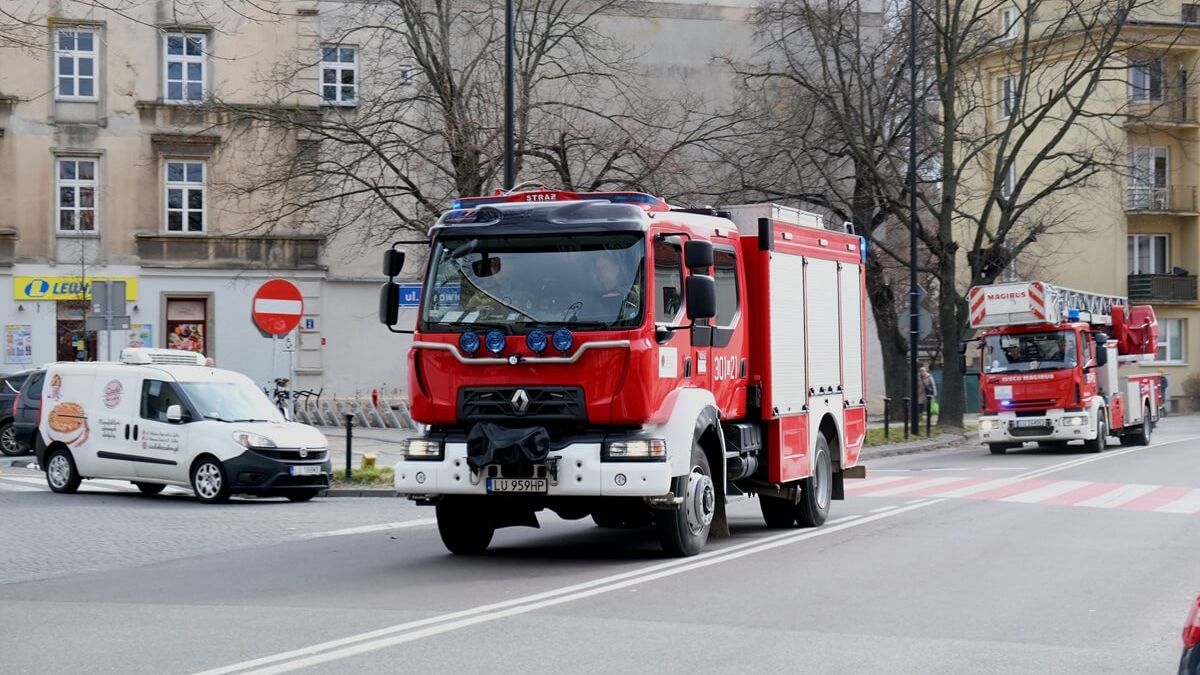 Straż pożarna jadąca do pożaru
