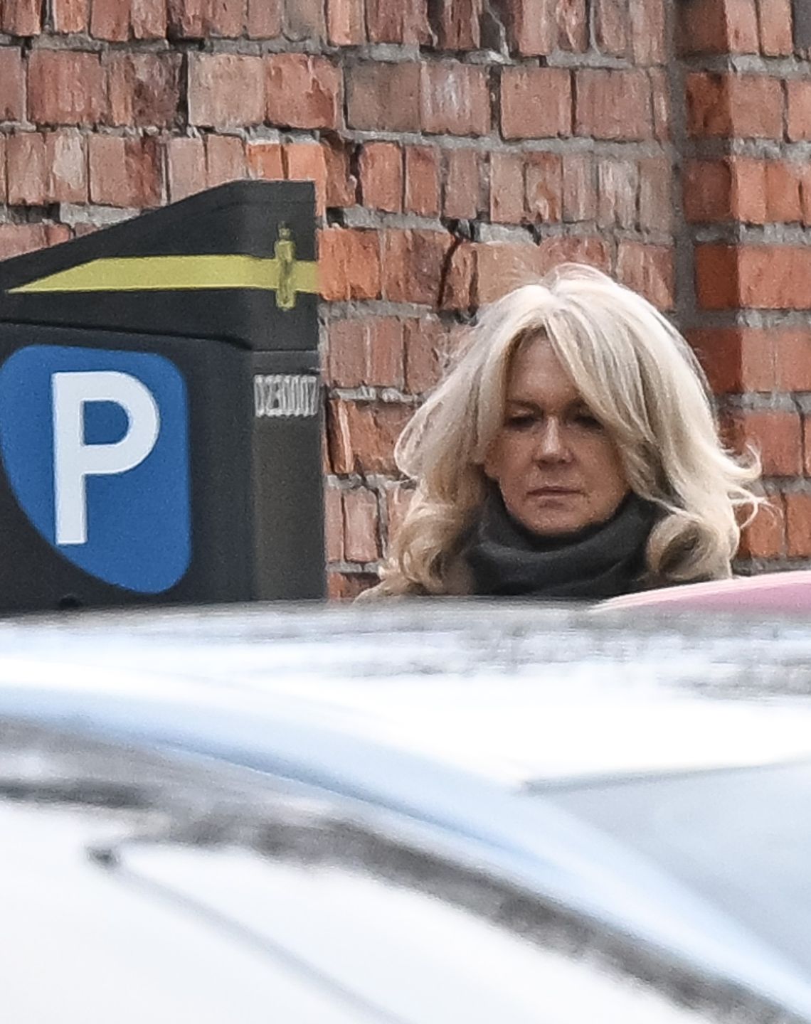 Naturalna Grażyna Torbicka załatwia sprawunki na mieście