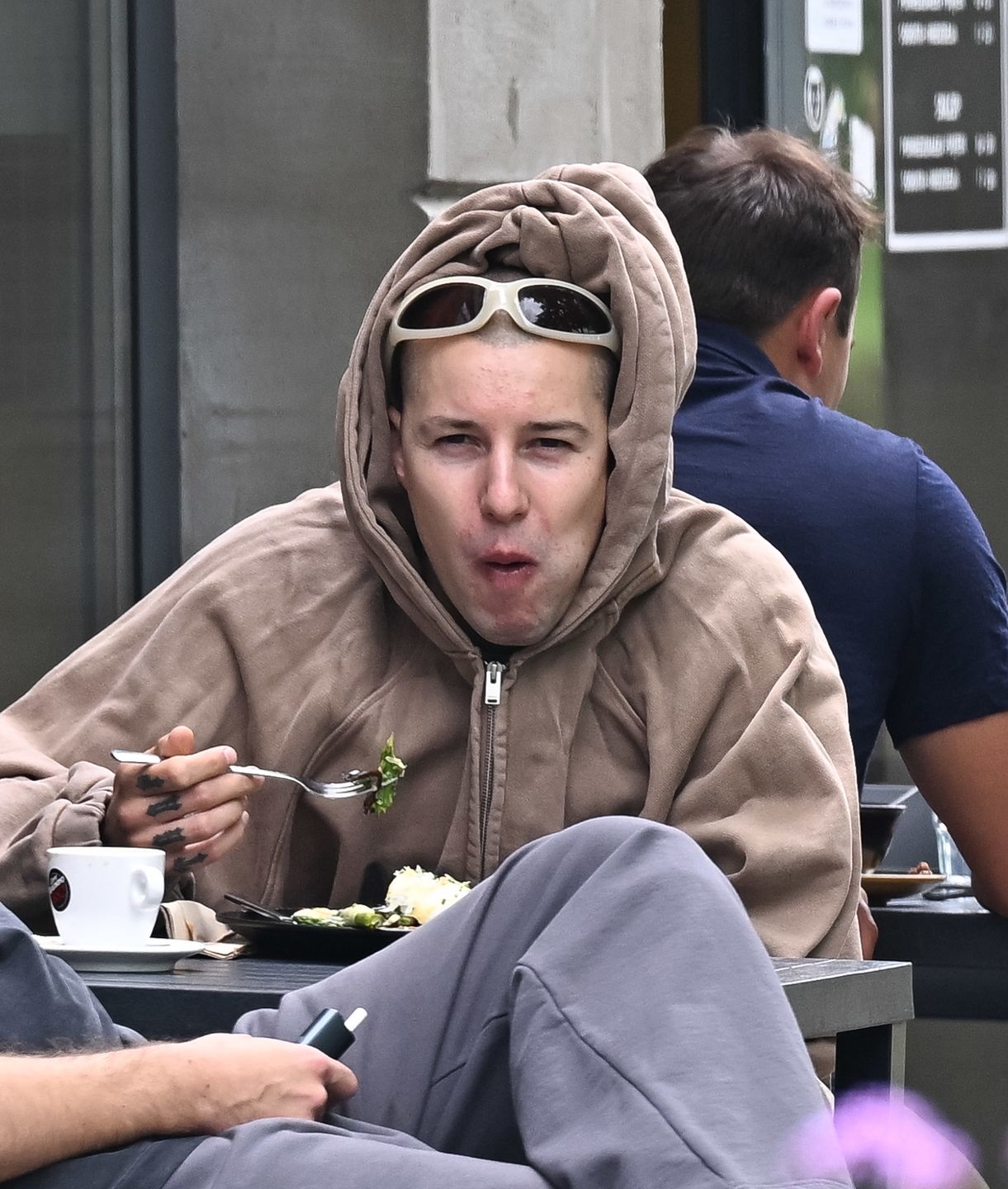 Żabson z nietęgą miną stołuje się w warszawskiej knajpie