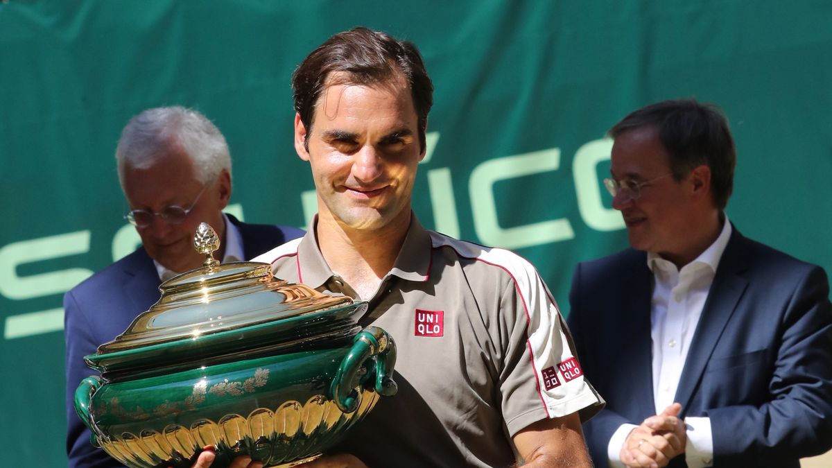 PAP/EPA / FOCKE STRANGMANN / Na zdjęciu: Roger Federer, mistrz Noventi Open 2019