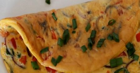 Idealny pomysł na pikantne śniadanie. Przepis na omlet po meksykańsku