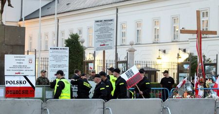 "Gronkiewicz-Waltz należy się urlop jak psu zupa"