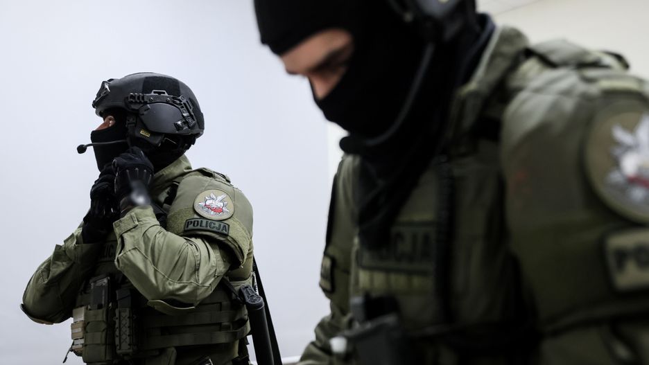 Leszek Szyma�ski
elementy, funkcjonariusz, ilustracja, ilustracyjne, jednostka organizacyjna, jednostka Policji, kabury, Kamizelki taktyczne Policja, kombinezony policyjne, kominiarki, �amania prawa, pe�ne, pe�nym, policja, policjant, policji, policyjne, prawo, przedmioty umundurowania, umundurowani, umundurowanie, zak�adanie, zatrzymanie, zatrzymany, zwalczania, zwalczanie