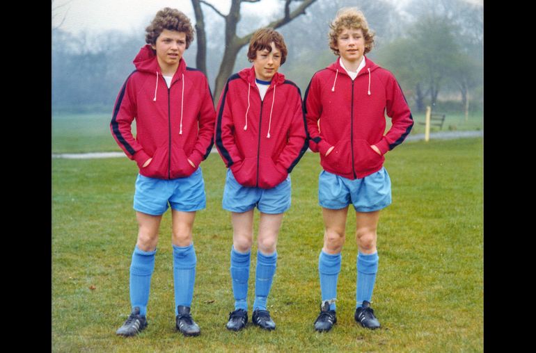 Paul Stewart (pierwszy z lewej) jako jeden z pierwszych piłkarzy opowiedział o tym, że w dzieciństwie był molestowany przez swojego trenera. Fot. ARTE TV