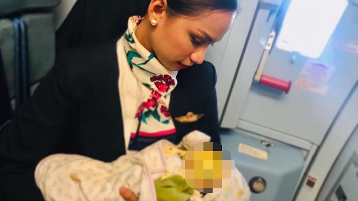 Stewardesa nakarmiła własną piersią niemowlę pasażerki. "Na ziemi są też anioły"