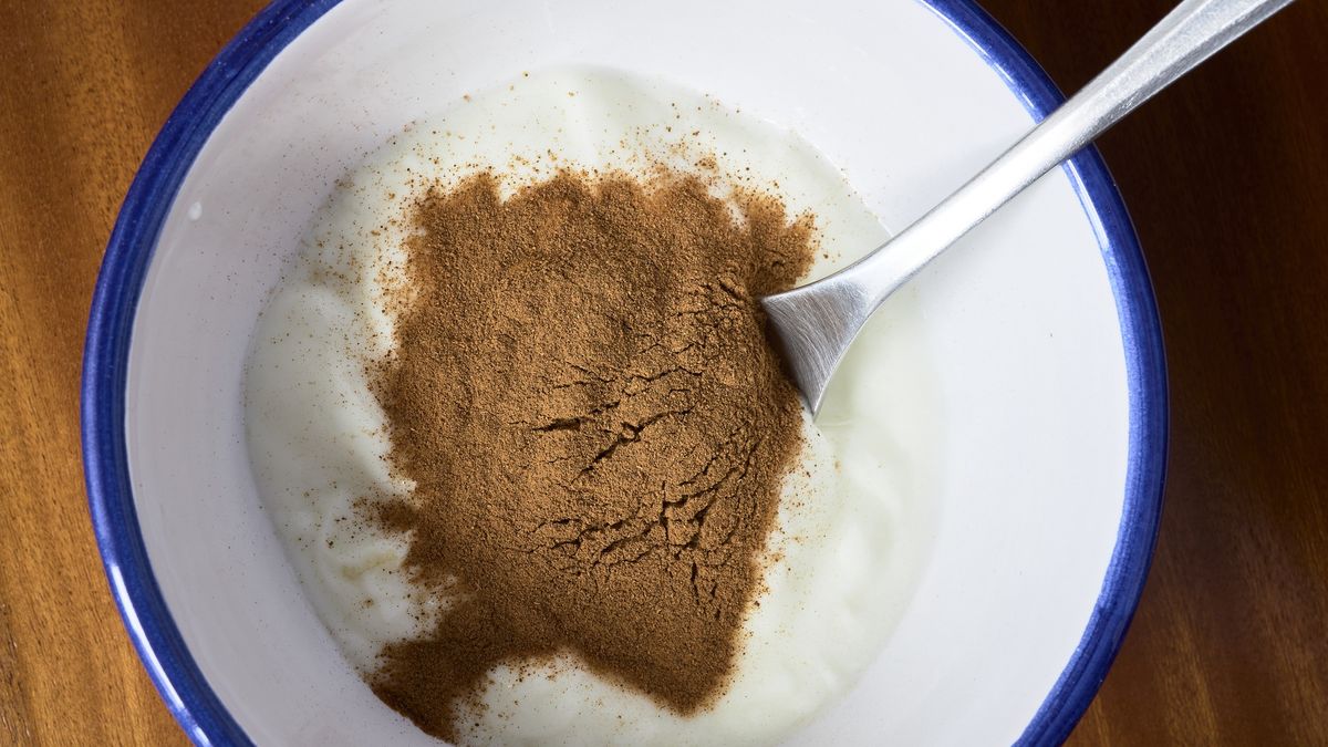 Jogurt z cynamonem i kardamonem to świetna przekąska