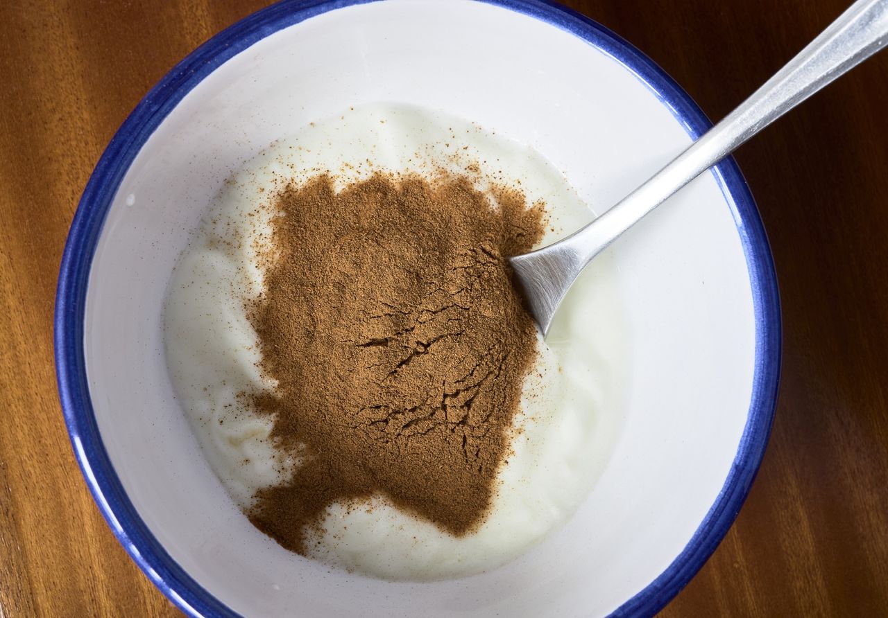 Yogurt with cinnamon and cardamom literally sweeps away kilograms.