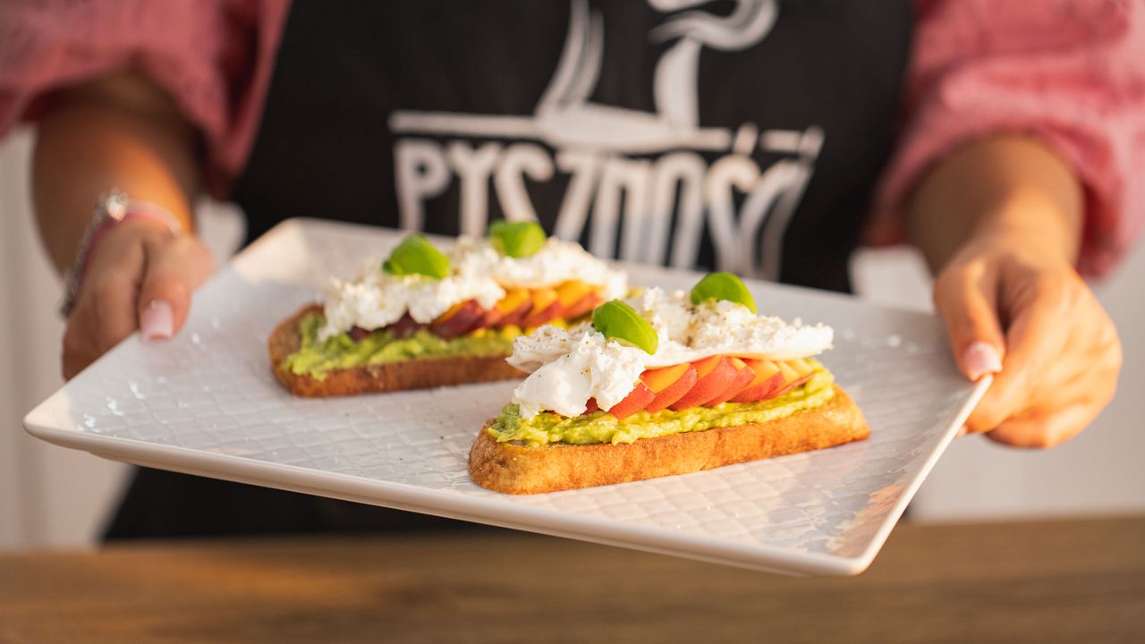 Gesundes Gourmet-Sandwich: Avocado, Burrata und Pfirsich verzaubern