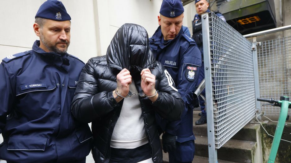 Podejrzany o spowodowanie wypadku na Trasie azienkowskiej trafi? do prokuratury
15.11.2024. Warszawa. Lukasz Z sprawca smiertelnego wypadku na Trasie Lazienkowskiej trafil do prokuratury po sprowadzeniu go z zachodniej granicy Polski. Fot. Filip Naumienko/REPORTER 
N/z: Lukasz Z
Filip Naumienko/REPORTER