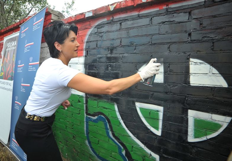 Rasistowskie napisy na murach zamalowała wiceszefowa MSZ