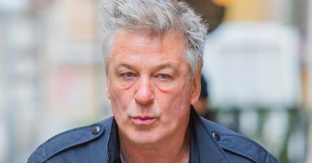 Alec Baldwin OSKARŻONY o nieumyślne spowodowanie śmierci Halyny Hutchins. Prawnik aktora zabrał głos: "Będziemy walczyć i wygramy"