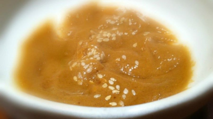 Sos z ziarnami sezamu do sałatki