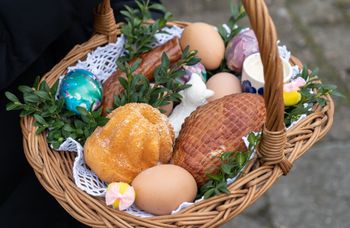 Wielu wkłada sól do koszyczka wielkanocnego. Nie każdy pamięta o innej przyprawie