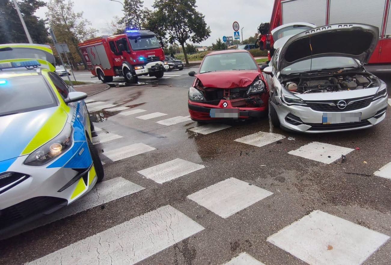 Puławy. Zderzenie Opla i Renaulta na skrzyżowaniu. 64-latka poważnie ranna