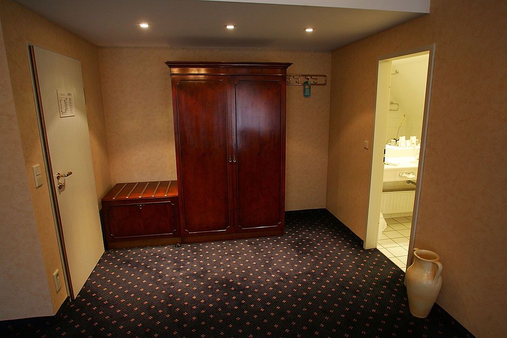 W hotelu przekładasz ubrania do szafy? Duży błąd, więcej tak nie rób