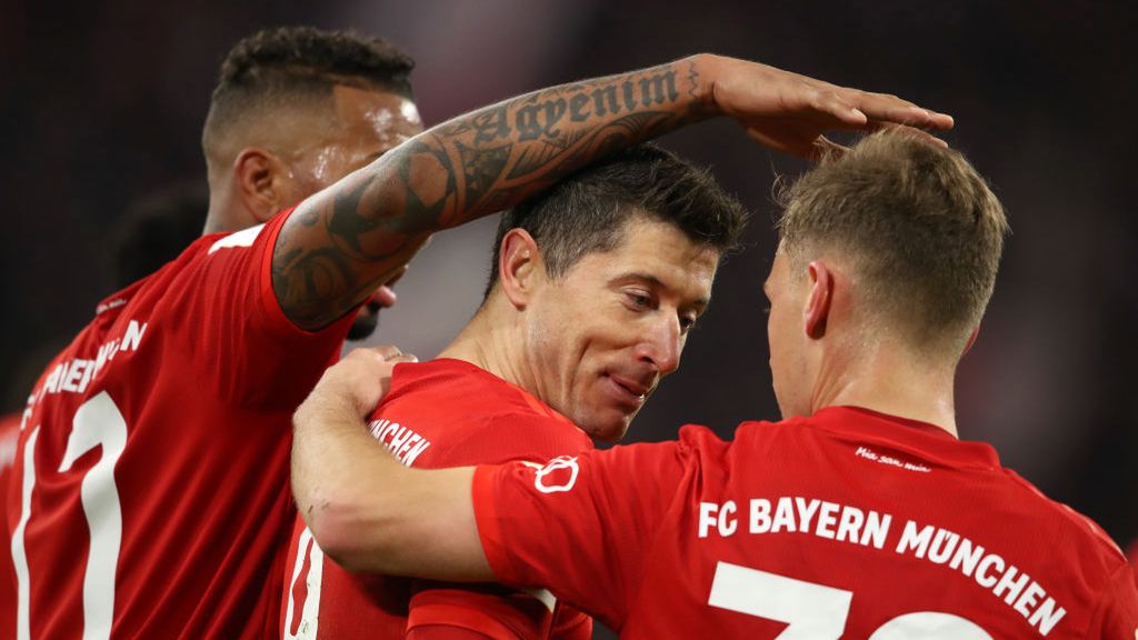 Getty Images / Alexander Hassenstein / Na zdjęciu: Robert Lewandowski (w środku) cieszy się z bramki
