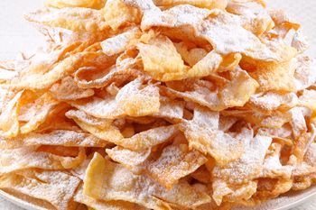 Zamiast do kufla, wlewam do ciasta. Faworki wychodzą kruche jak marzenie