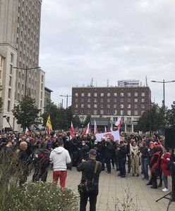 Warszawa. Protest antycovidowców. Buntują się przeciw pandemii