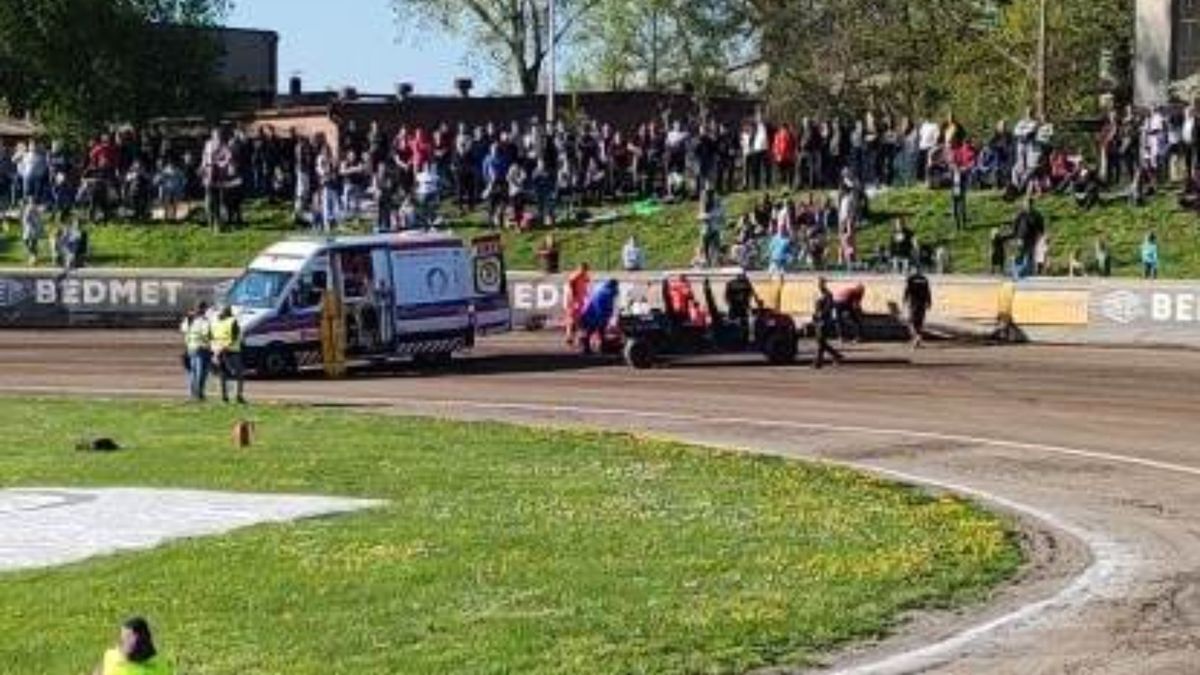 WP SportoweFakty / Na zdjęciu: moment po upadku w 14. biegu meczu w Opolu