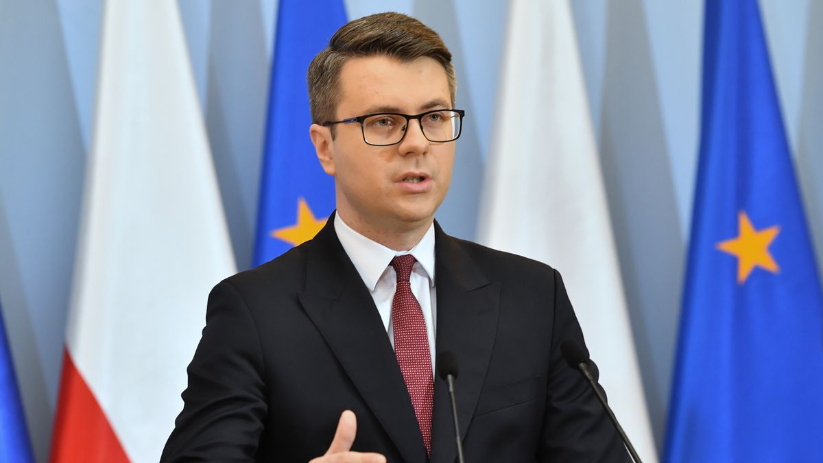 Piotr MuellerWarszawa, 27.02.2022. Rzecznik rz�du Piotr Mueller podczas konferencji prasowej w KPRM w Warszawie, 27 bm. Spotkanie dotyczy�o aktualnej sytuacji na Ukrainie. (mr) PAP/Radek PietruszkaRadek Pietruszkakonferencja, KPRM, piotr muller, Piotr M�ller, polityk polityka, prasowa, sytuacja, ukraina