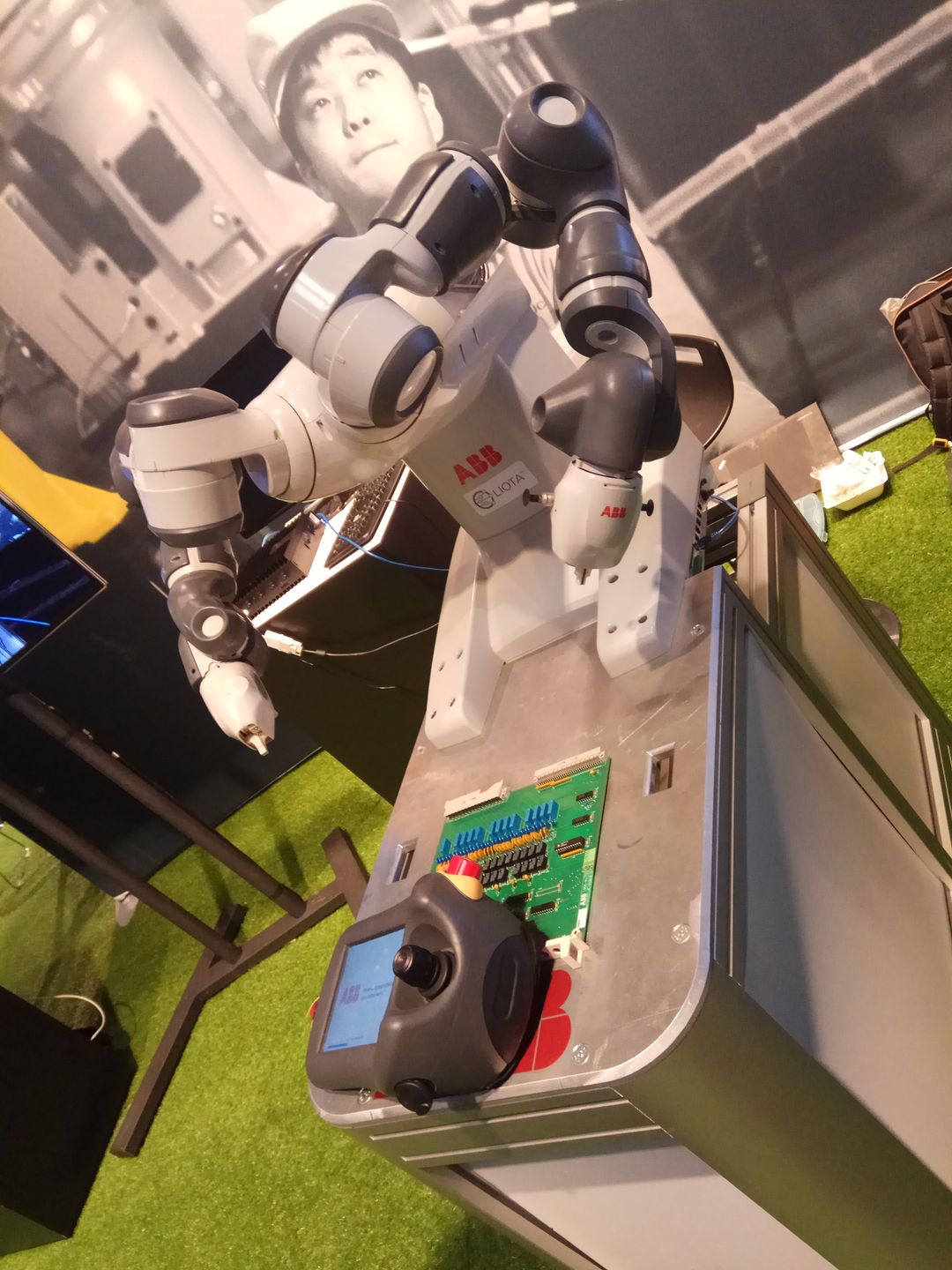 Robot przemysłowy końcówką Internetu Rzeczy: robotnik nie ma z nim szans