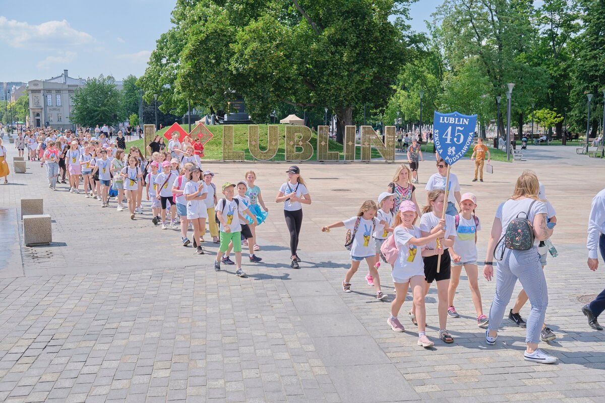 Przemarsz uczestników Lubelskiego Dnia Integracji Dzieci i Młodzieży Wielu Kultur na Stare Miasto