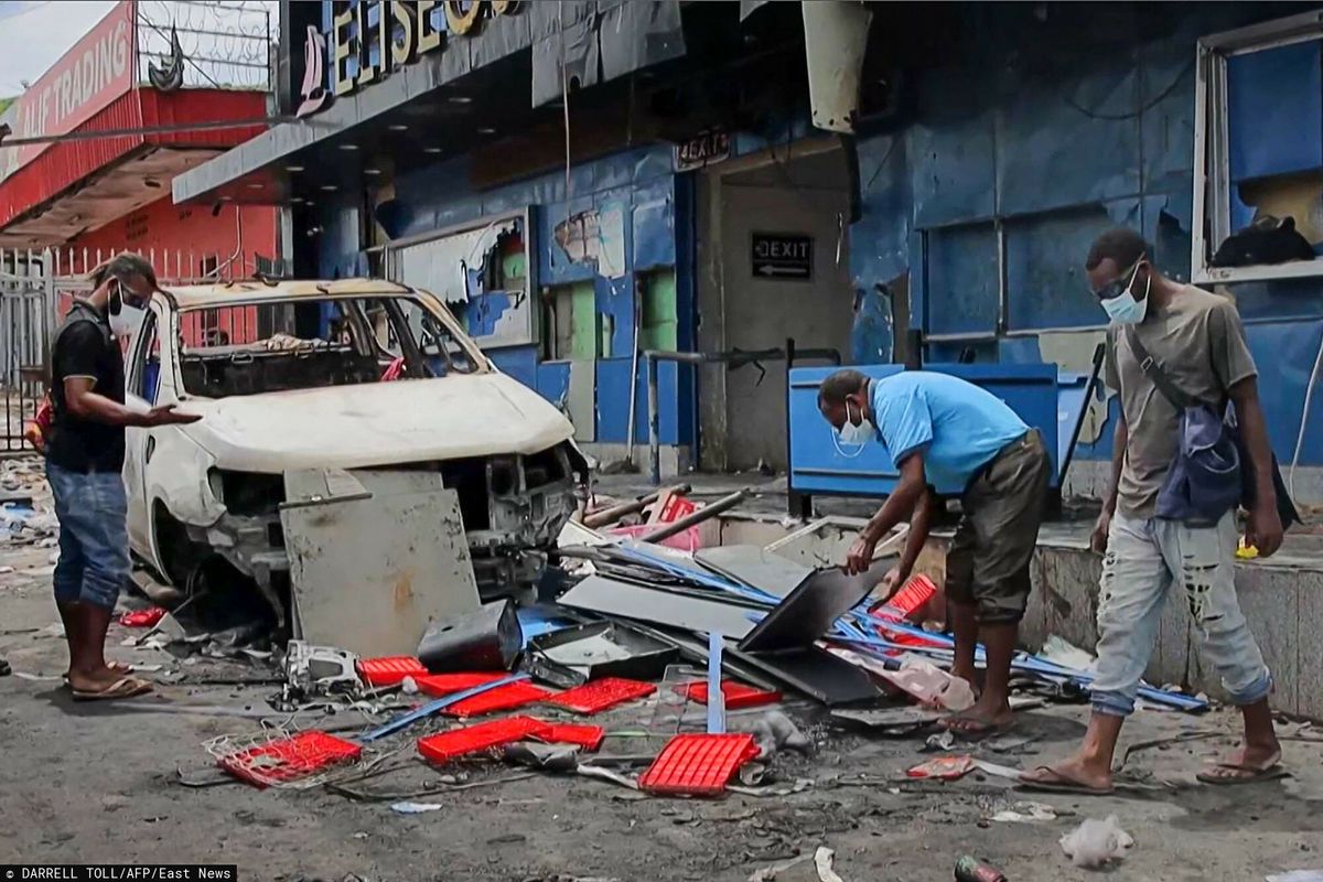 papua nowa gwinea, zamieszki, policja, podwyżki, stan wyjątkowy Policjanci zastrajkowali. Chaos i zabici na ulicach Port Moresby