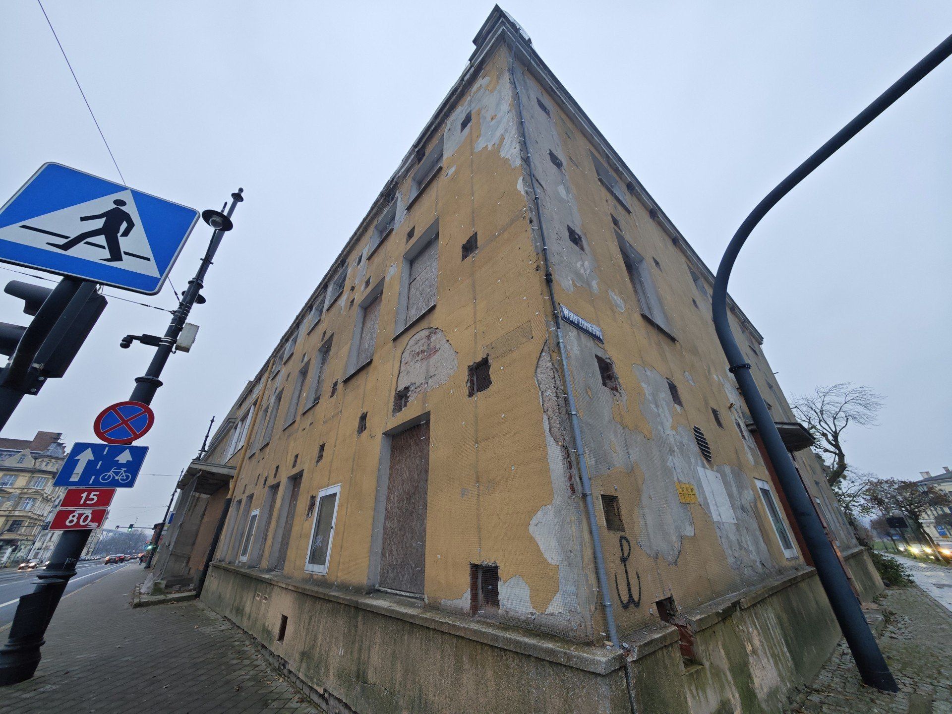 Przy ul. Warszawskiej, po dawnym kinoteatrze &#34;Grunwald&#34; powstanie nowa siedziba Teatru Muzycznego w Toruniu. Chętni ją zaprojektować zgłosili się z całego kraju, a nawet z Londynu. Szczegóły: w tekście.