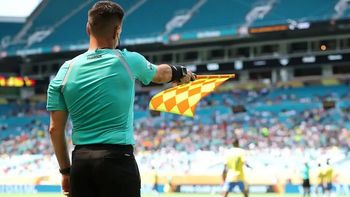 Koniec z opóźnioną chorągiewką? FIFA idzie w AI i zmienia przepisy gry
