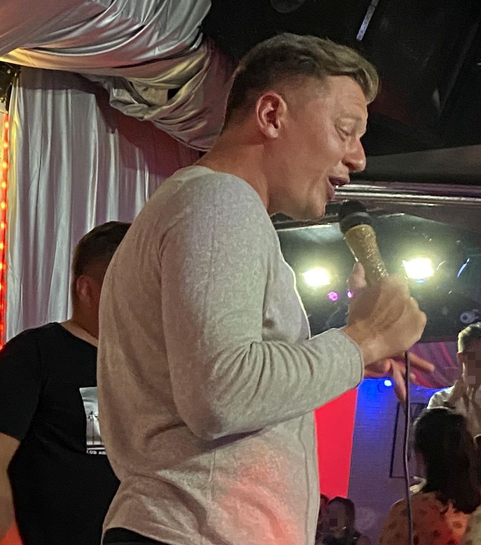 Rafał Brzozowski oddaje się uciechom w gejowskim klubie w Warszawie