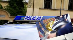 Policjanci pomogli leżącemu na ulicy 21-latkowi. Wszystko się nagrało  