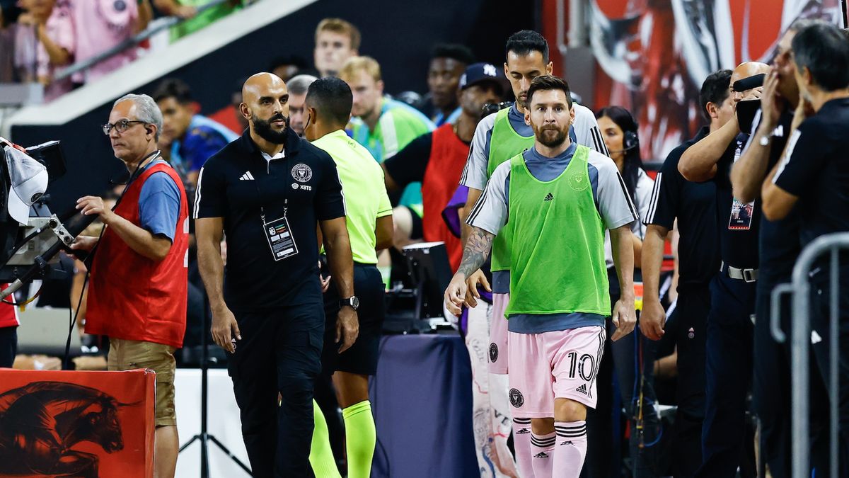 Yassine Chueko (z lewej) jest ochroniarzem Lionela Messiego