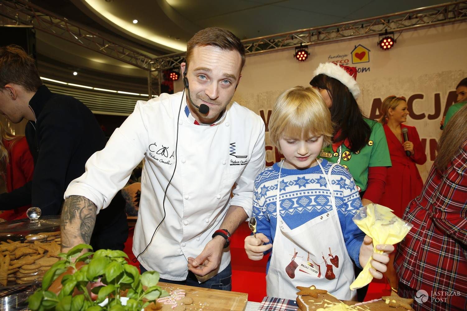 Mateusz Gessler na świątecznym spotkaniu z gwiazdami w Pasażu Tesco w Warszawie