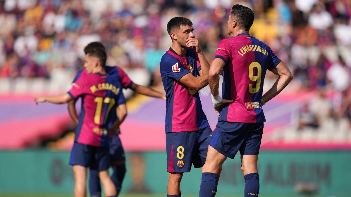 Getty Images / Alex Caparros / Na zdjęciu: Marc Casado, Pedri i Robert Lewandowski