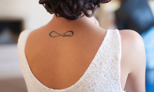 Jednym z najczęściej wybieranych miejsc na mały tatuaż jest kark