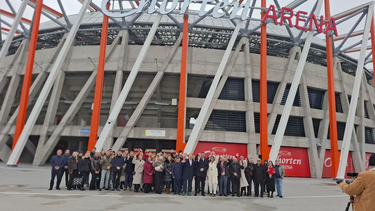 Białystok: Nowe oznakowanie Chorten Areny. Dwukolorowe neony