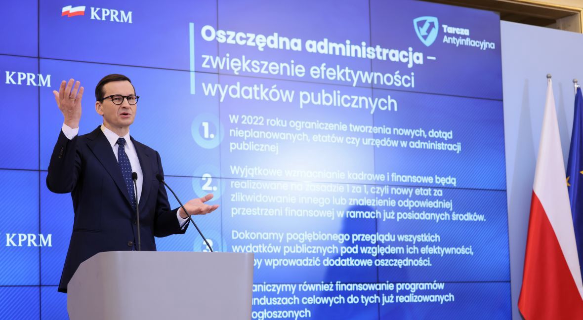 Mateusz Morawiecki ogłasza założenia tarczy antyinflacyjnej. Im dłużej premier mówił, tym pracownicy administracji publicznej robili coraz smutniejsze miny
