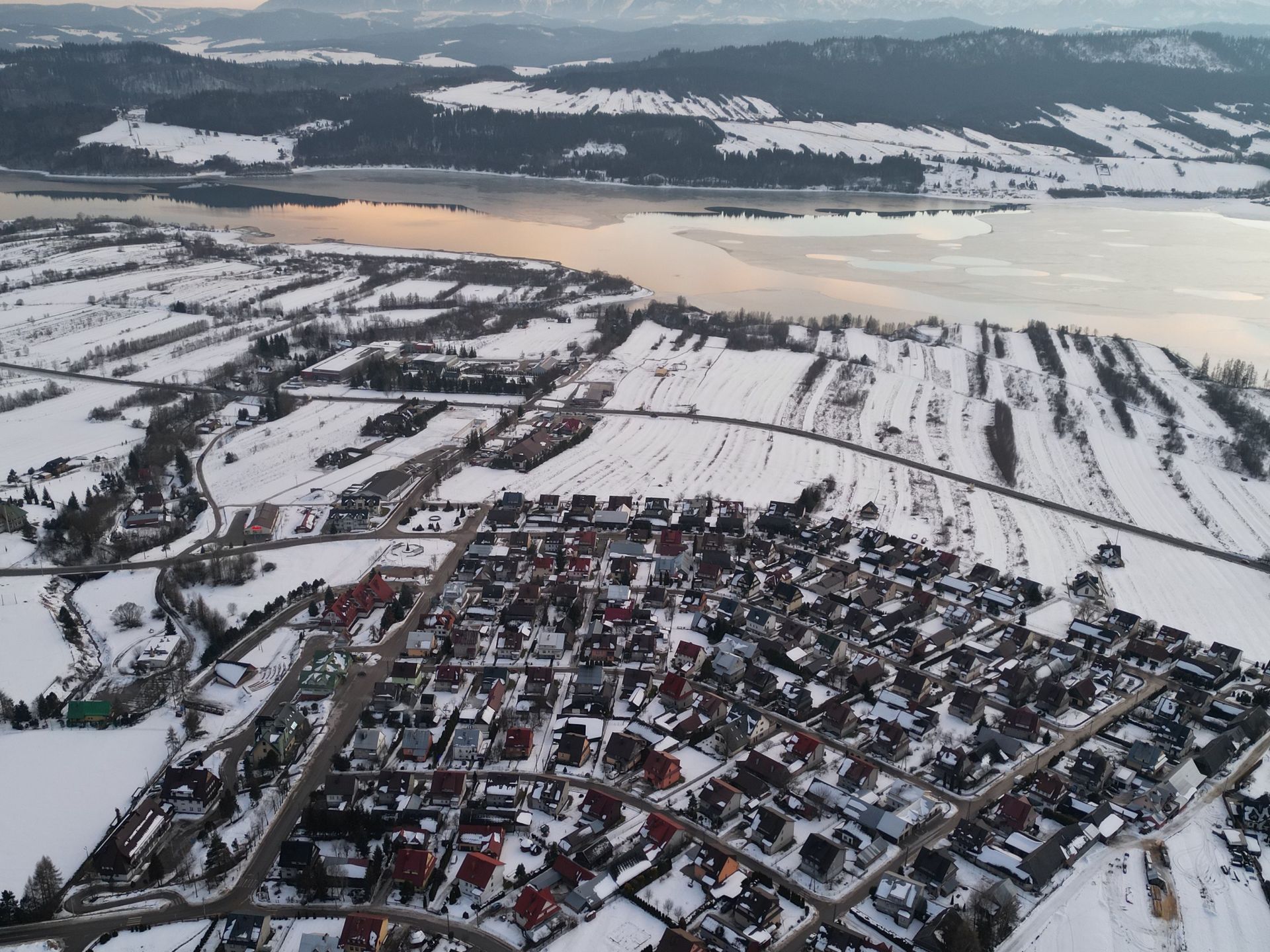 Widok z góry na Maniowy i miejsce, gdzie dawniej była wieś