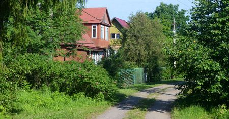 To powód wielu konfliktów sąsiedzkich. Jak uzyskać służebność drogi?