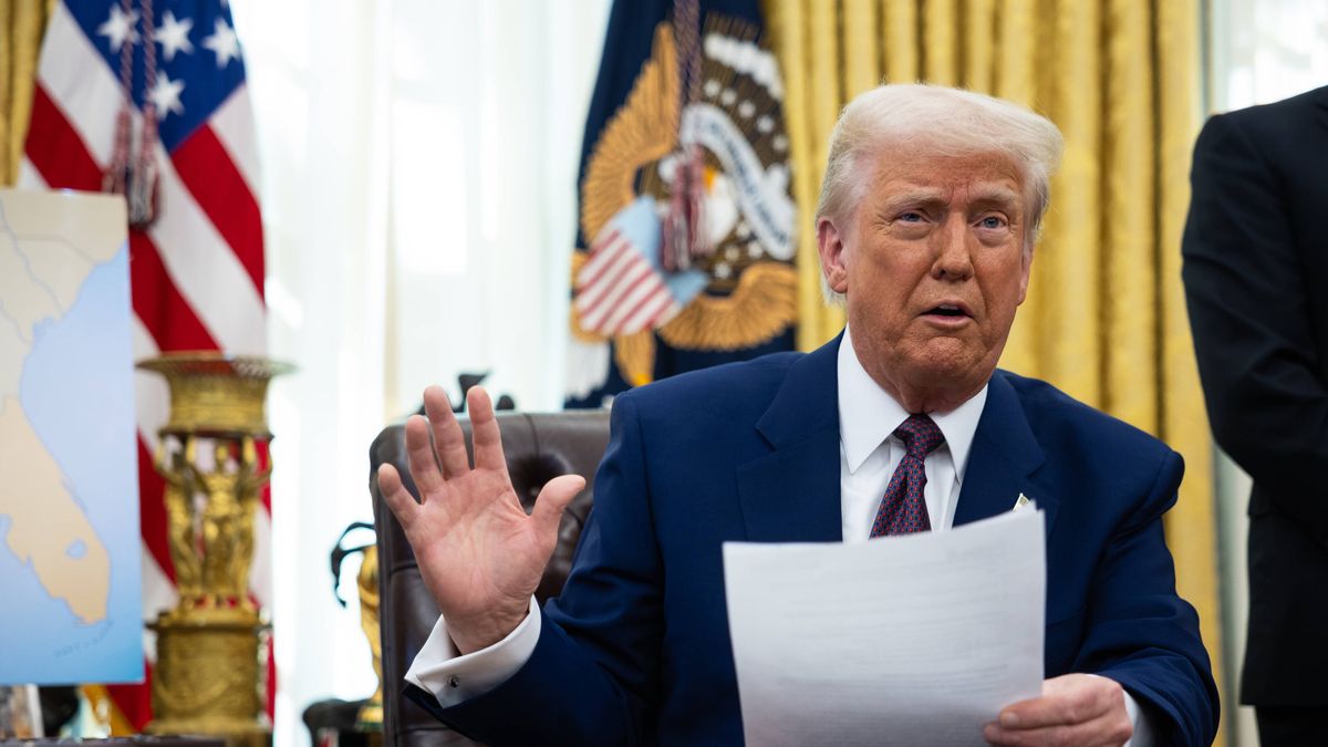 US President Trump signs executive order in the Oval Office at the White House
epa11894021 US President Donald Trump prepares to sign executive orders in the Oval Office at the White House in Washington, DC, USA, 13 February 2025.  EPA/FRANCIS CHUNG / POOL 
Dostawca: PAP/EPA.
FRANCIS CHUNG / POOL
US president, executive order, White House, US government, Trump administration, Oval Office