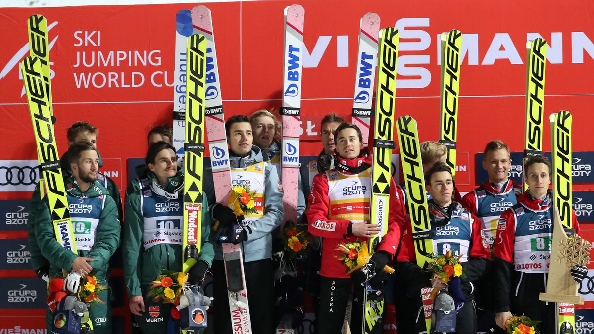 skoczkowie na podium Polska drużyna (w środku) wygrała konkurs Pucharu Świata w skokach narciarskich w Wiśle