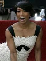 Angela Bassett komisarzem policji