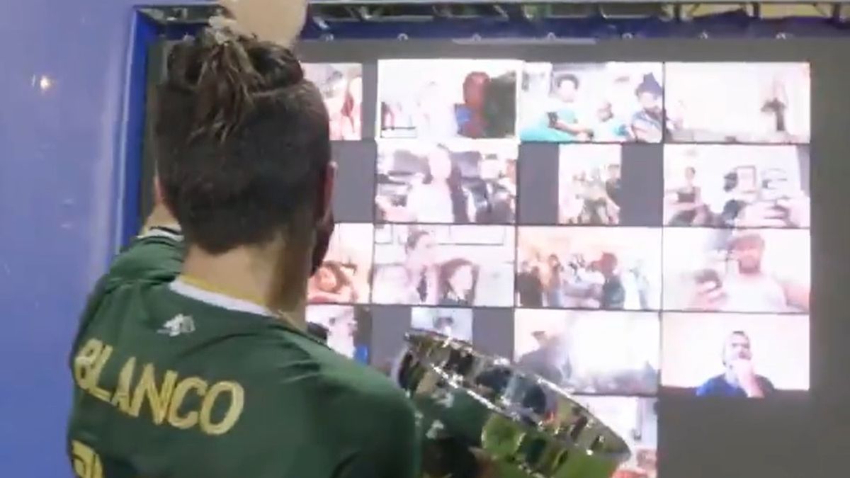  / Tak Jarosław Niezgoda i jego koledzy świętowali zdobycie trofeum