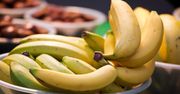 W ten sposób należy obierać banany. Niby proste, a mało kto robi to poprawnie