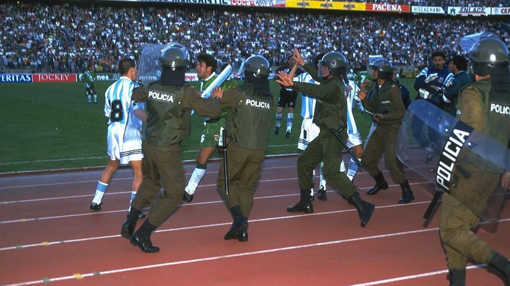 Zdjęcie okładkowe artykułu: Getty Images / Allsport UK  / Na zdjęciu: awantura podczas meczu Boliwia - Argentyna
